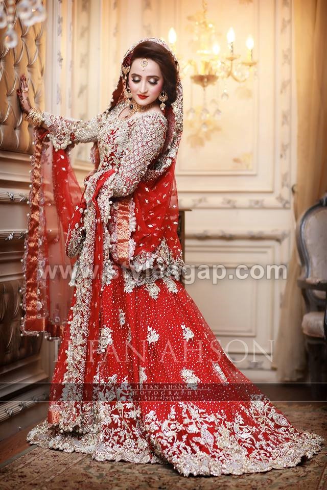 red lehenga dulhan pakistani style