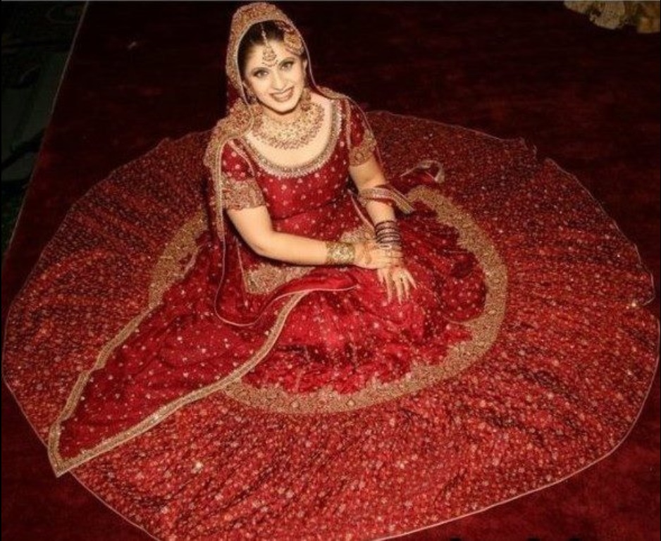 red lehenga dulhan pakistani style