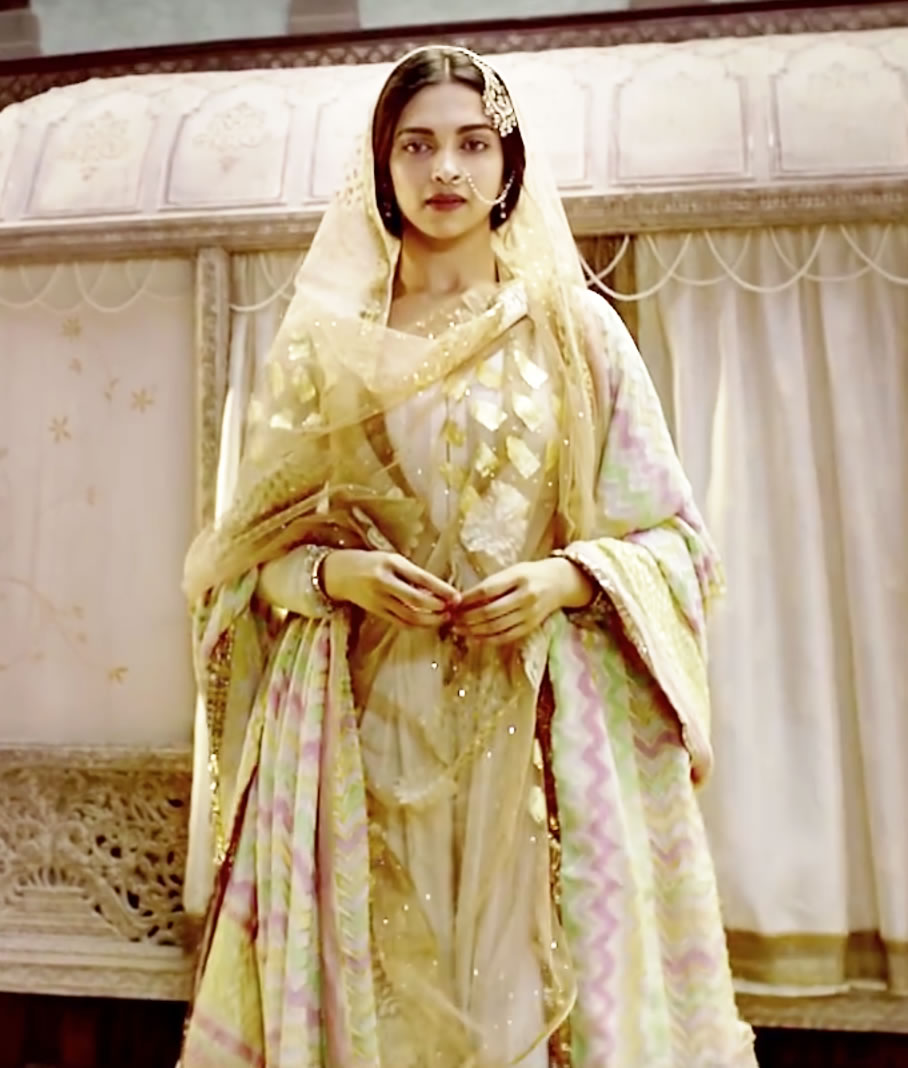 Deepika Padakoune Dresses in Bajirao Mastani by Designer Anju Modi  (19)