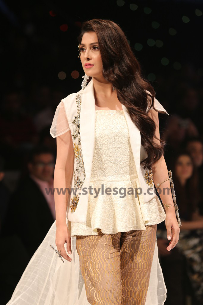 AYEZA KHAN- Showstopper in fashion week Pakistan 2016-2017 (1)