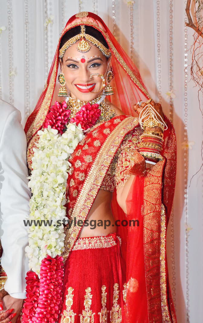 Bipasha-basu-and-karan-singh-grover-Wedding-sabyasachi wedding dress
