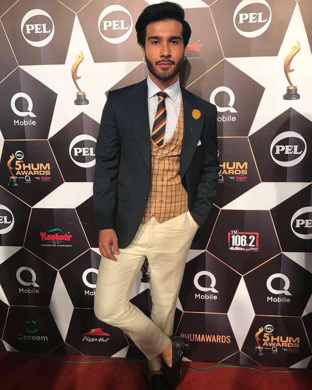 Feroze Khan- Top 10 Best Dressed Celebrities at PEL 5th Hum Awards 2017 (1)