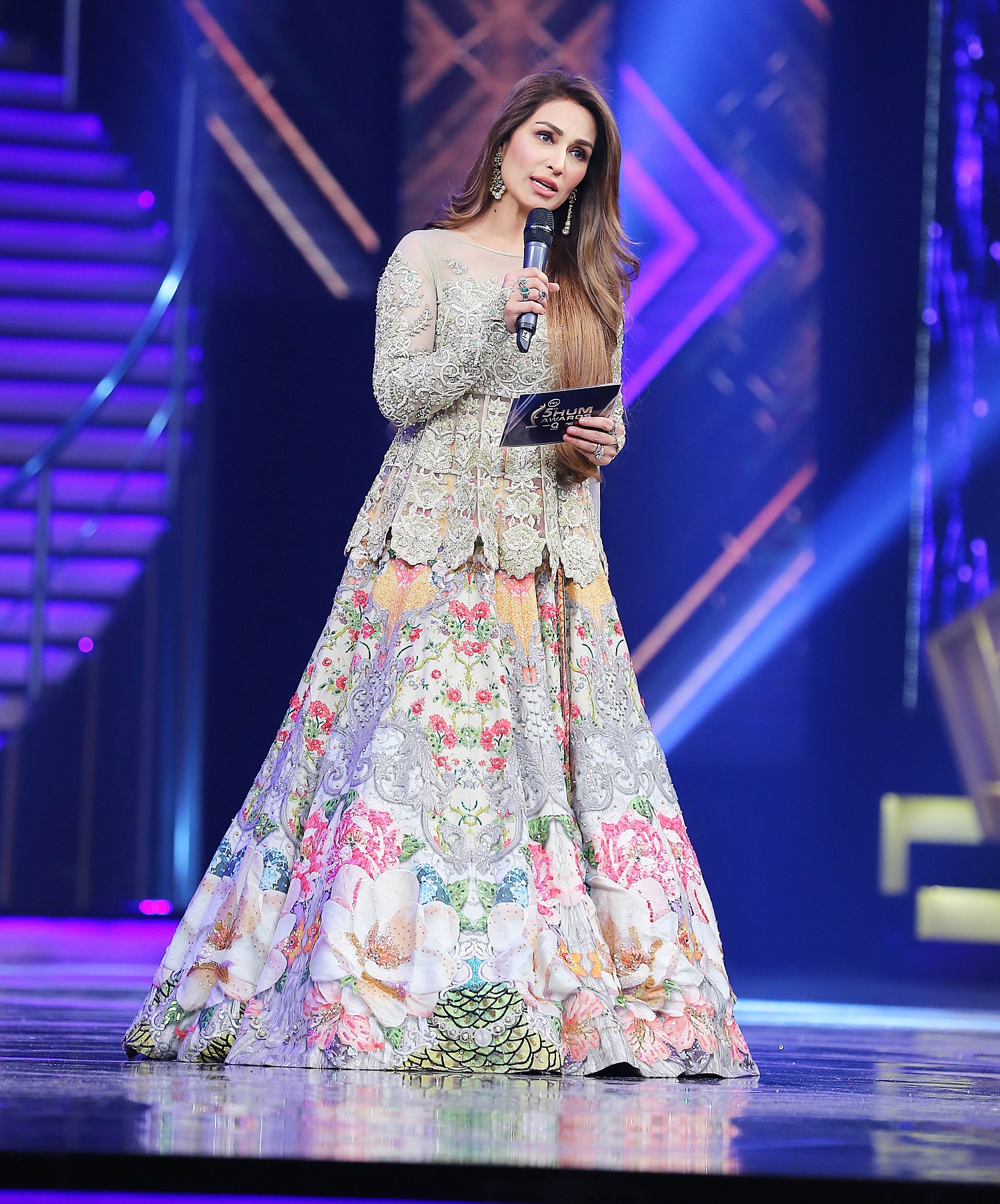 Reema Khan- Top 10 Best Dressed Celebrities at PEL 5th Hum Awards 2017 (3)