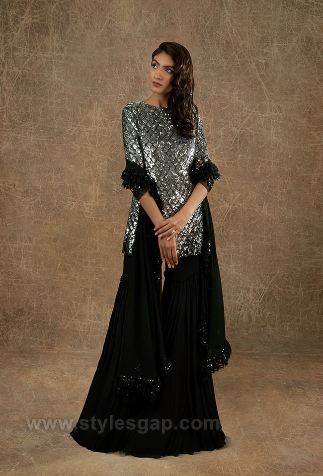 FDCI X Lakme Fashion Week Shanaya Kapoor looks glamorous in backless Manish  Malhotra gown