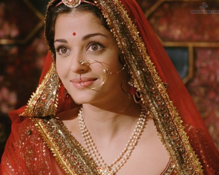 Aishwarya Rai- Top 10 Famous Indian Celebrity Wedding Dresses Trends (2)