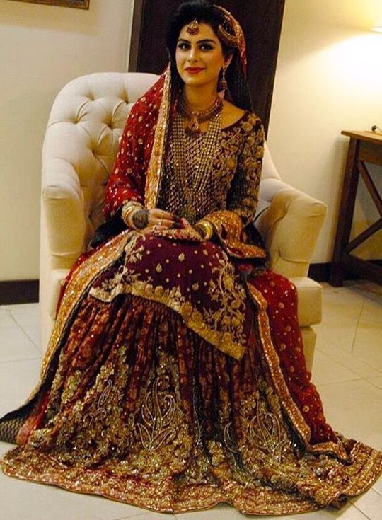 red lehenga dulhan pakistani style