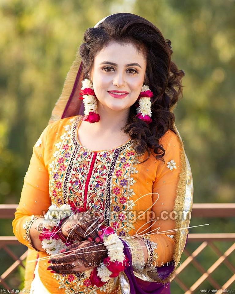 Pakistani Mehndi Dresses 2023 for Wedding: Buy Yellow Bridal Mehndi & MAYON  Dresses Design 2023 Online Shopping