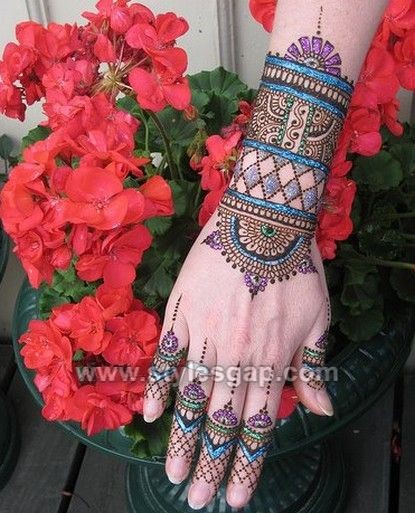 Stylish Trendy Glitter Mehndi Designs (4)