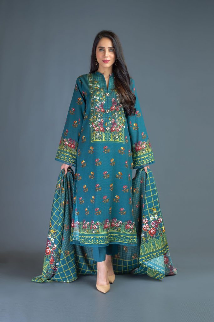 Bareeze Luxury Winter Embroidered Dresses Shawls Designs (23