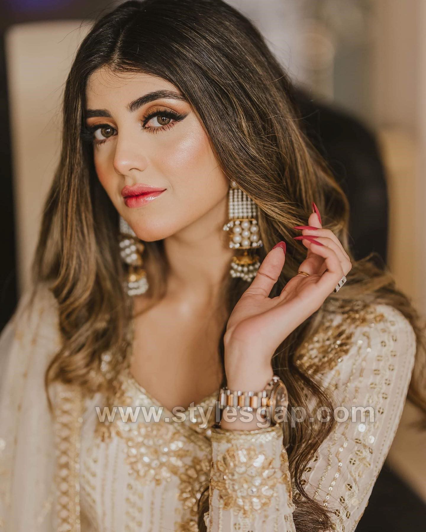 Latest Pakistani Bridal Hairstyles 2023 for Mehndi Barat and Walima