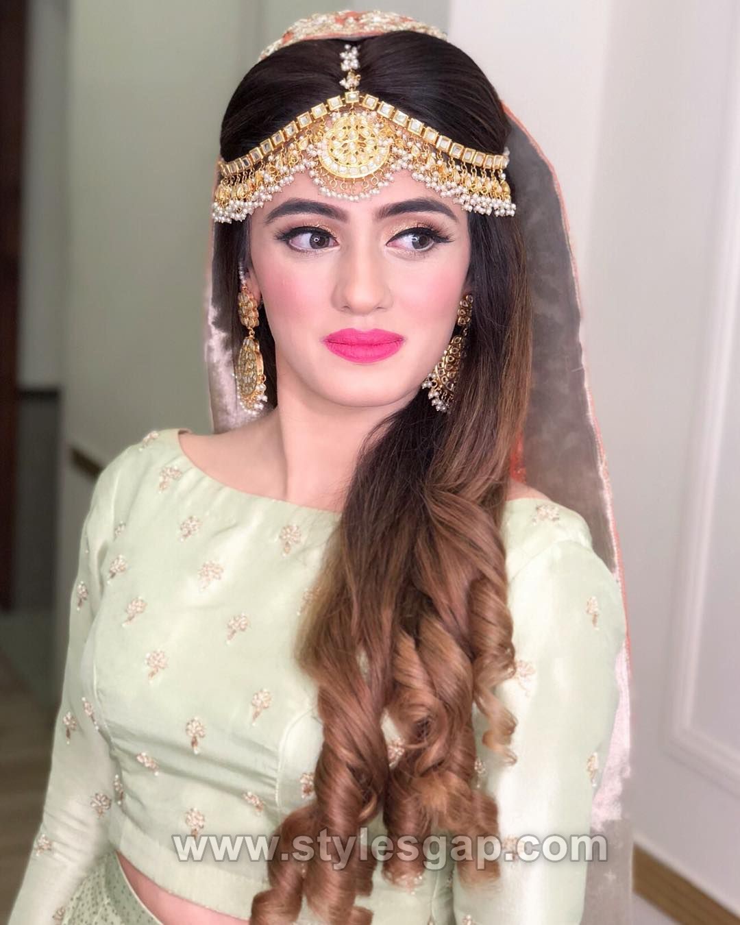 matha patti on a real bride for her mehndi - styled by Natasha Salon |  Mehndi hairstyles, Bride hairstyles, Hair styles